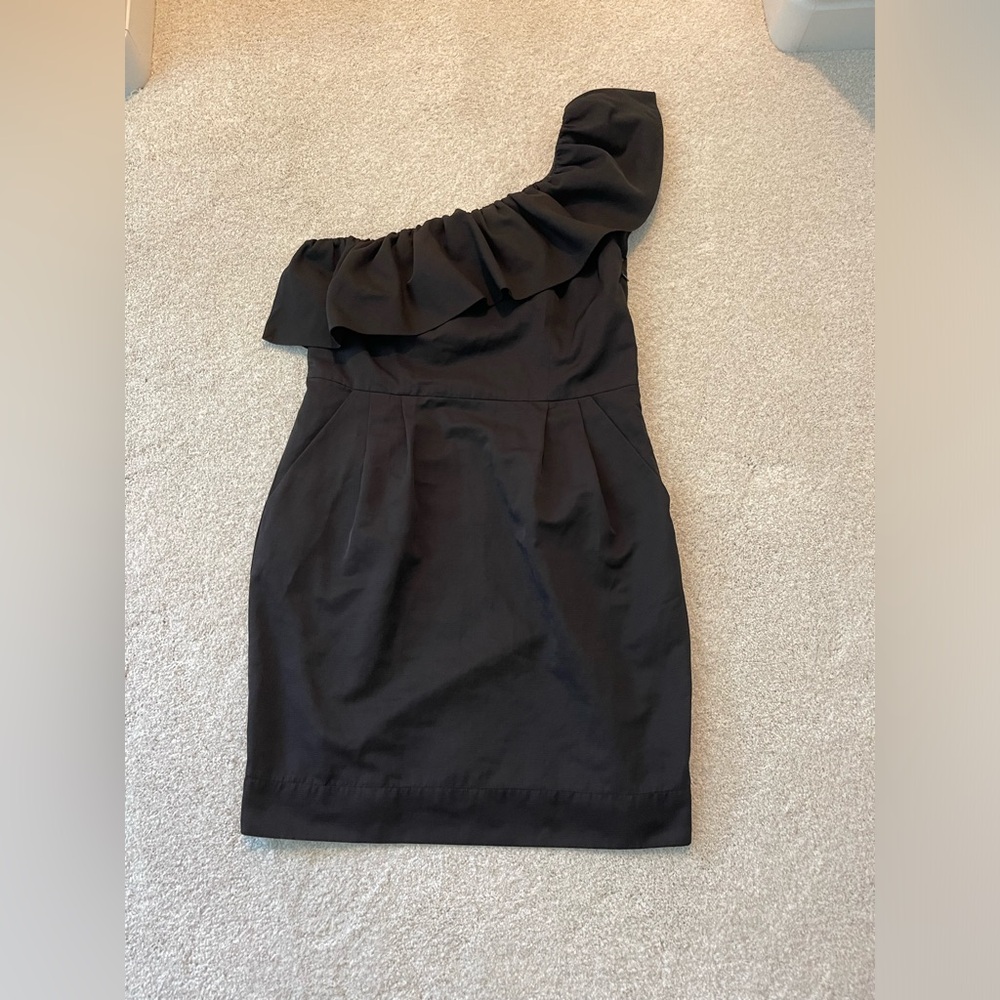 So flattering! Nice fabric, side pockets and fitted waist.